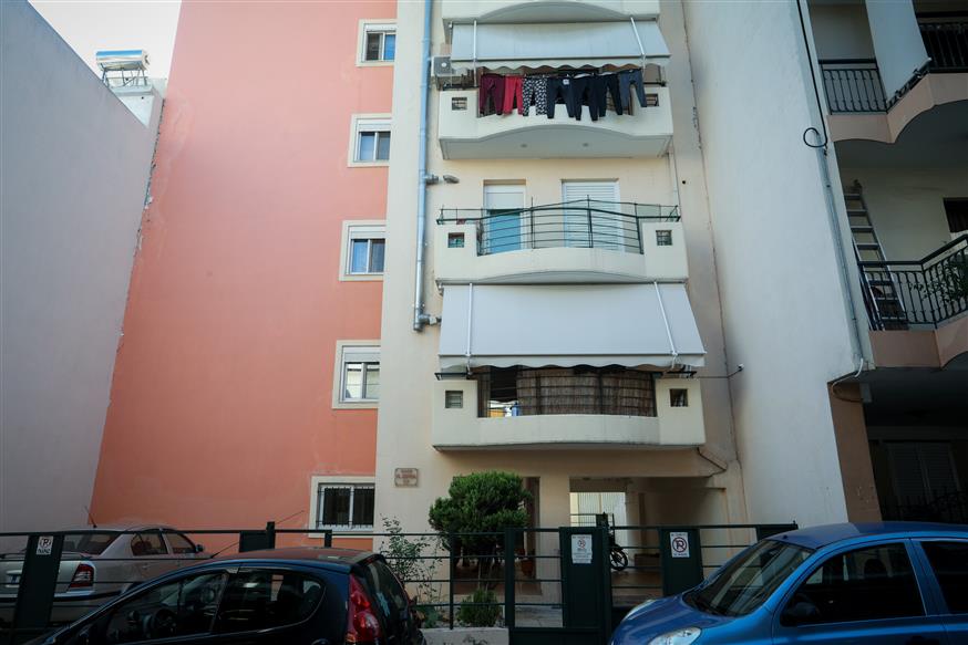 Η πολυκατοικία στην οποία διέμενε η οικογένεια που «έχασε» το 2,5 ετών αγοράκι (eurokinissi)