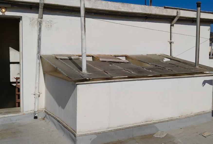 Η ταράτσα από όπου έπεσε ο 20χρονος Ιάσονας στον Βόλο (gegonota.news)