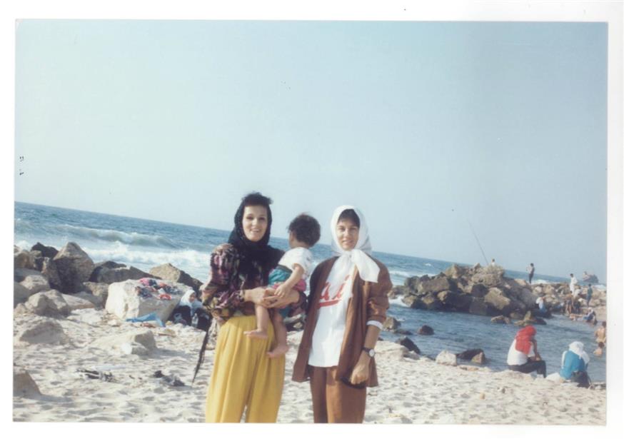 Η κυρία Κωνσταντίνα Γογγάκη στη λωρίδα της Γάζας (καλοκαίρι του 1991)