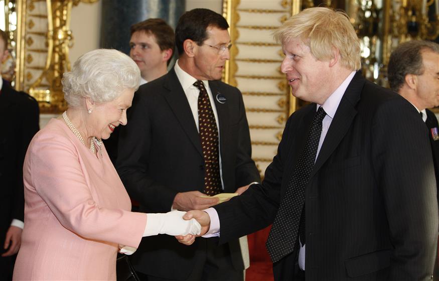 Η βασίλισσα Ελισάβετ με τον Μπόρις Τζόνσον (copyright: Associated Press)