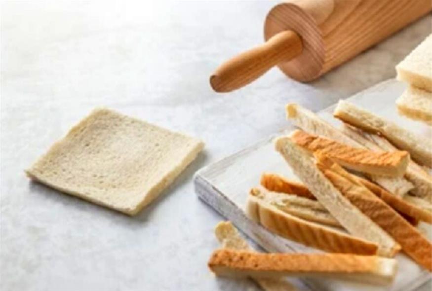 Για τις αυγοφέτες-ρολό θα χρειαστείτε μαλακό ψωμί του τοστ και έναν πλάστη.