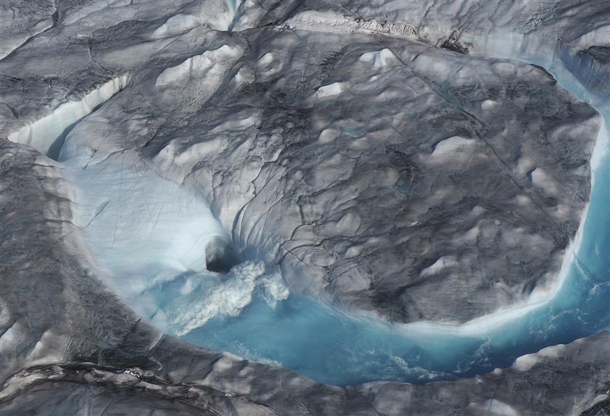 Οι πάγοι λιώνουν στη Γροιλανδία/(Photo via Caspar Haarlov, Into the Ice via AP)