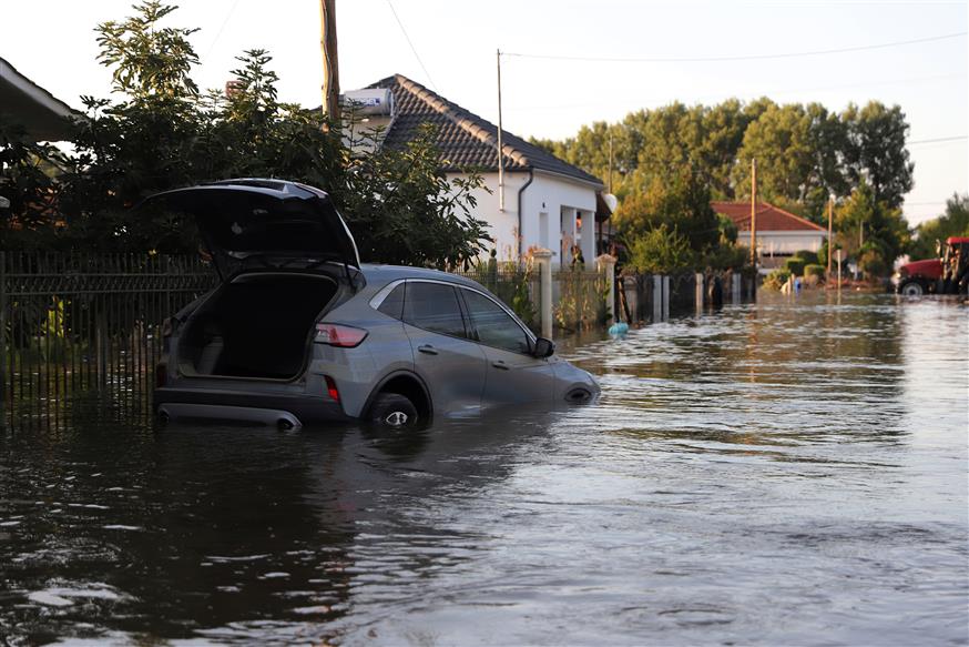 Συγκλονιστικά καρέ από τις πλημμύρες που προκάλεσε η κακοκαιρία Daniel (AP)