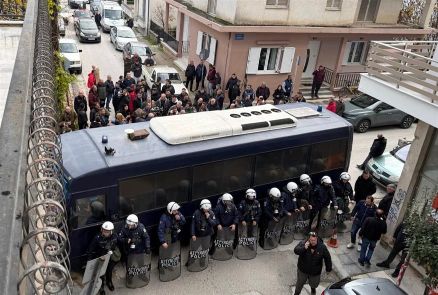 Αποκλεισμένο από αστυνομικές δυνάμεις το γραφείο του Τσιάρα (INTIME NEWS / ΚΥΔΩΝΑΣ ΓΙΩΡΓΟΣ)