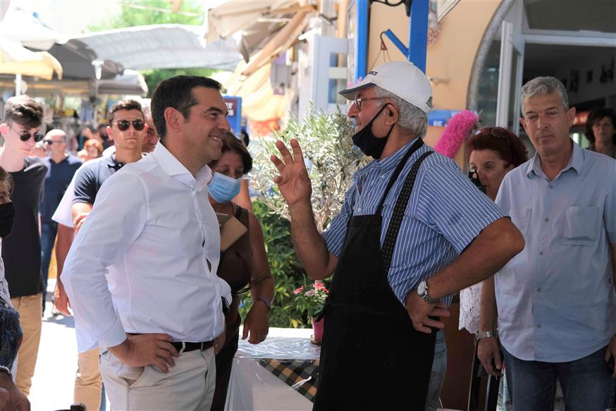 Ο Αλέξης Τσίπρας συνομιλεί με πολίτες στην Κω (Copyright: Γραφείο Τύπου ΣΥΡΙΖΑ / Andrea Bonnetti)