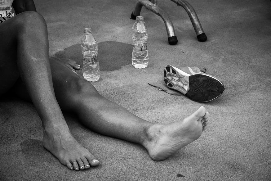 Αθλητής ξεκουράζεται μετά την ολοκλήρωση του αγώνα (EUROKINISSI/ ΤΑΤΙΑΝΑ ΜΠΟΛΑΡΗ)