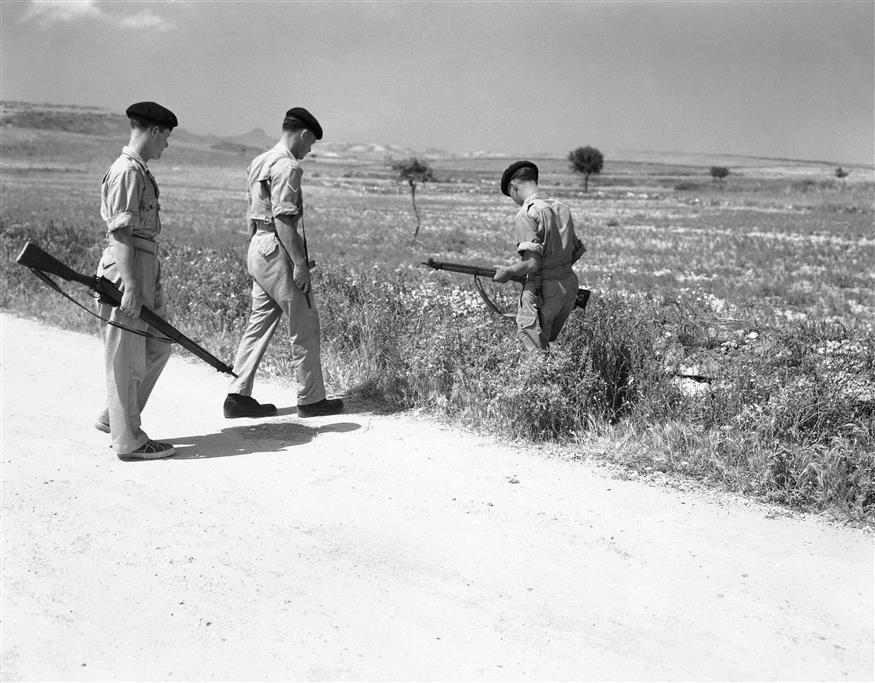 Βρετανοί στρατιώτες περιπολούν στην Κύπρο το 1956/ copyright:AP PHOTOS