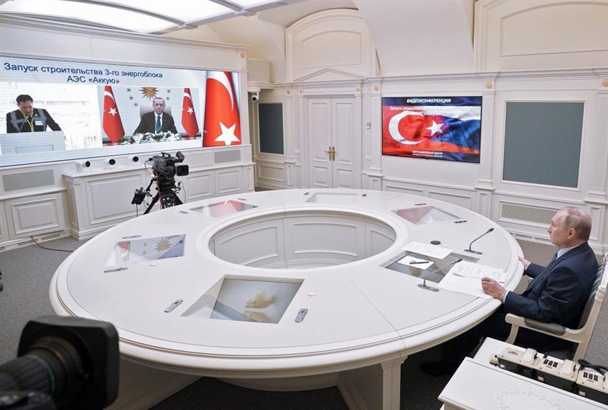 Ο Ρώσος πρόεδρος, Βλαντίμιρ Πούτιν, σε τηλεδιάσκεψη με τον Τούρκο ομόλογό του, Ρετζέπ Ταγίπ Ερντογάν, σχετικά με τον πυρηνικό σταθμό Άκουγιου (φωτογραφία αρχείου / Associated Press)