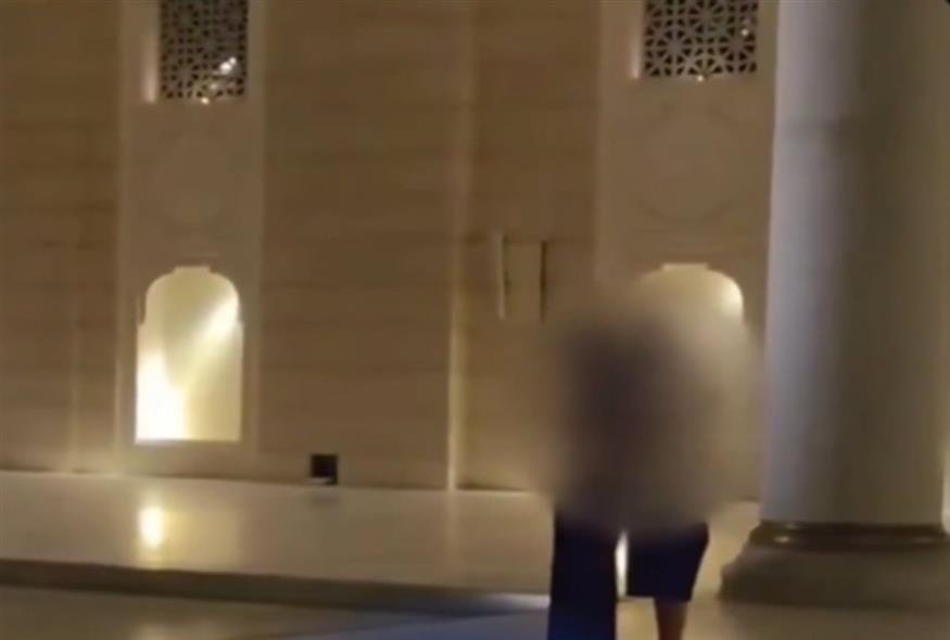 Συνέλαβαν τουρίστες επειδή φιλήθηκαν σε τζαμί/Χ