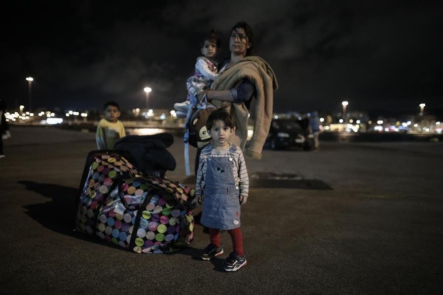 Από τις πρώτες πρωινές ώρες καταφθάνουν πρόσφυγες και μετανάστες στον Πειραιά (eurokinissi)