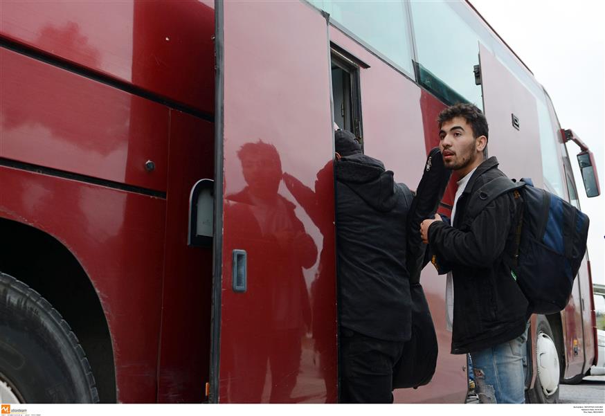Πρόσφυγες αποχωρούν από τα Διαβατά (Eurokinissi/Αχιλλέας Παγουρτζής)