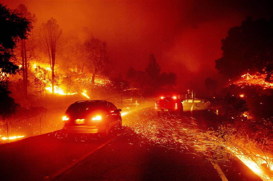 Η κομητεία της Σονόμα στην Καλιφόρνια έχει παραδοθεί στις φλόγες (AP)
