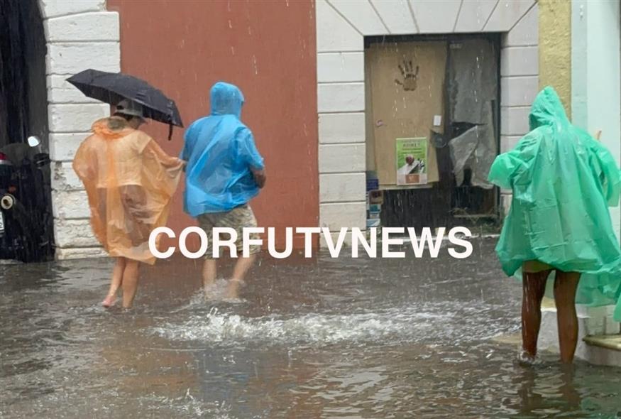 Κέρκυρα: Καταρρακτώδης βροχή και πλημμύρες στους δρόμους (corfutvnews.gr)
