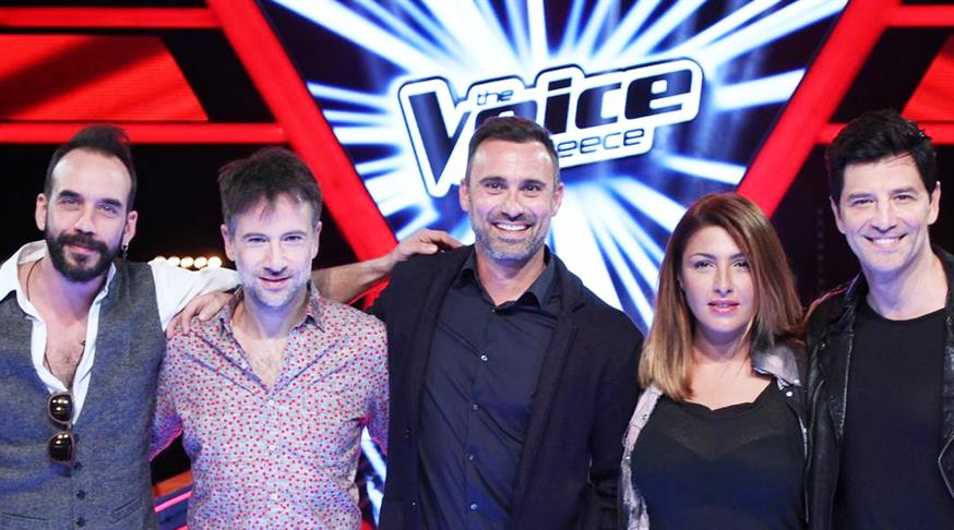 Ο Γιώργος Καπουτζίδης μαζί με την κριτική επιτροπή του «Voice»