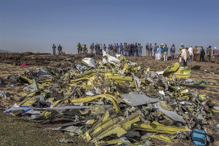 Μια άμορφη μάζα σιδερικών - ό,τι απέμεινε από την πτήση των Ethiopian Airlines - μαζί με τα ερωτήματα (AP Photo/Mulugeta Ayene)