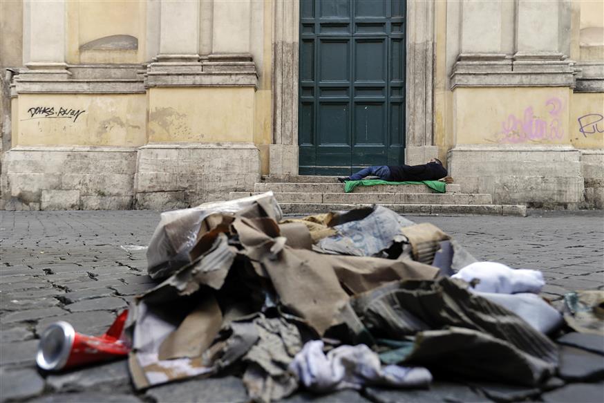 (άλλος) Ένας άστεγος στην Αιώνια Πόλη (AP Photo/Gregorio Borgia)