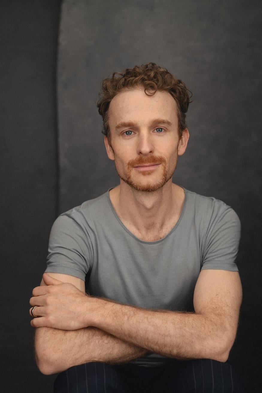 «Προσωπικά, πιστεύω σε μια πιο ανοιχτή και πολυδιάστατη αντίληψη για την οικογένεια και τις σχέσεις, και με ανησυχεί ότι υπάρχουν δυνάμεις σήμερα που προσπαθούν να περιορίσουν και να συρρικνώσουν αυτούς τους ορισμούς, με τα social media ως ένα από τα βασικά τους εργαλεία» λέει ο Barry McStay στο ethnos.gr (Copyright: Michael Carlo)