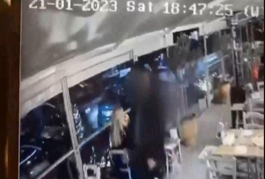 Υποδύθηκε τον πελάτη και έκλεψε πορτοφόλι σε εστιατόριο στη Γλυφάδα/Video Capture ERT