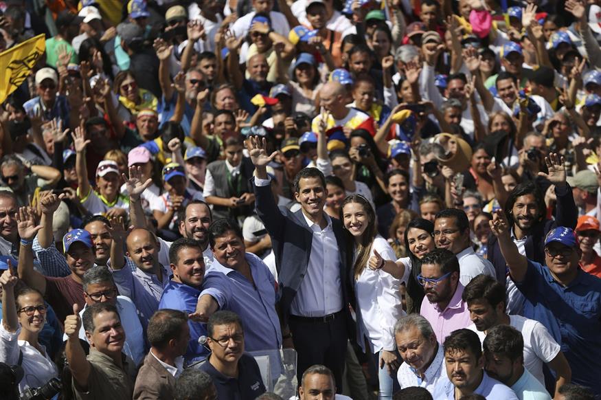 Ο Γκουαϊδό, με τη σύζυγό του, ανάμεσα σε διαδηλωτές (AP Photo/Rodrigo Abd)