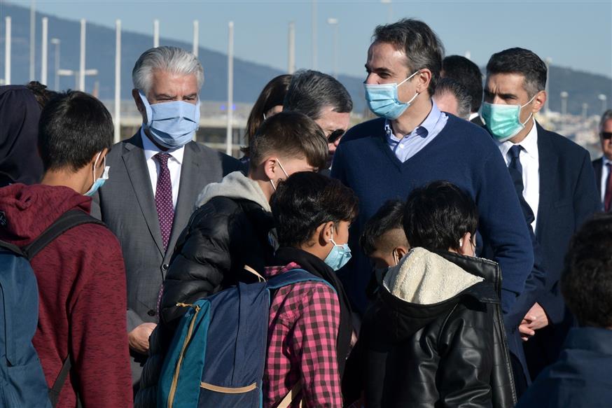 Ο πρωθυπουργός αποχαιρετά προσφυγόπουλα στο Ελ. Βενιζέλος/Eurokinissi