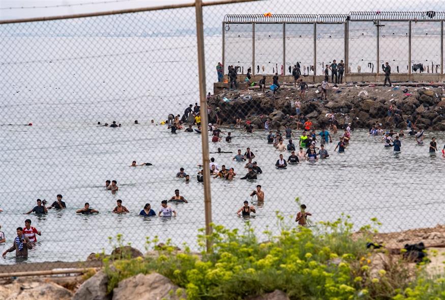 Δεκάδες χιλιάδες μετανάστες καταφτάνουν στον θύλακα της Θέουτα (AP) Δεκάδες χιλιάδες μετανάστες καταφτάνουν στον θύλακα της Θέουτα (AP)