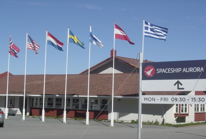 H ελληνική σημαία κυματίζει στο Διαστημικό Κέντρο Spaceship Aurora, Andenes, Νορβηγία, κατά τη διάρκεια των συνεδριάσεων των επικεφαλής των συμμετεχόντων χωρών στο πρόγραμμα Mission X