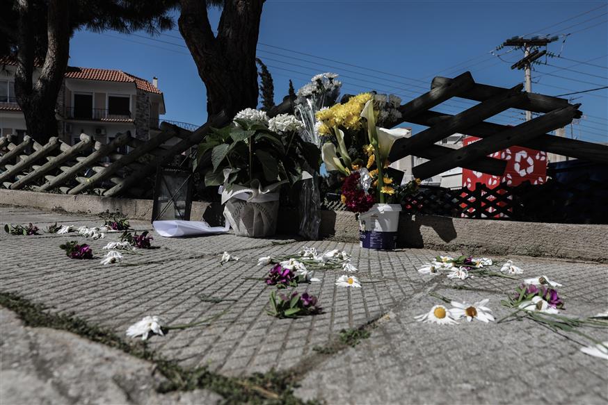 Λουλούδια στο σημείο που δολοφονήθηκε ο Γιώργος Καραϊβάζ (Copyright: Eurokinissi0