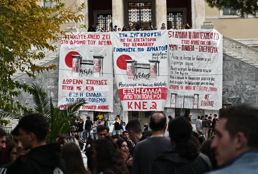 Πλήθος κόσμου τιμά με λουλούδια, ζωγραφιές και σημαίες της Παλαιστίνης την 51η επέτειο από την εξέγερση του Πολυτεχνείου