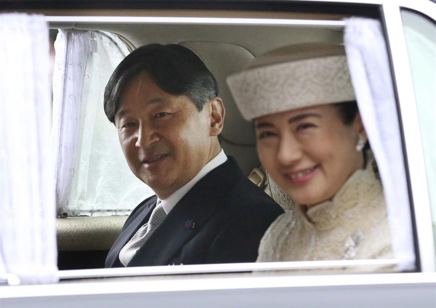 Ο Ακιχίτο, με τη σύζυγό του, μεταβαίνει για την τελετή παραίτησης (AP Photo/Eugene Hoshiko)