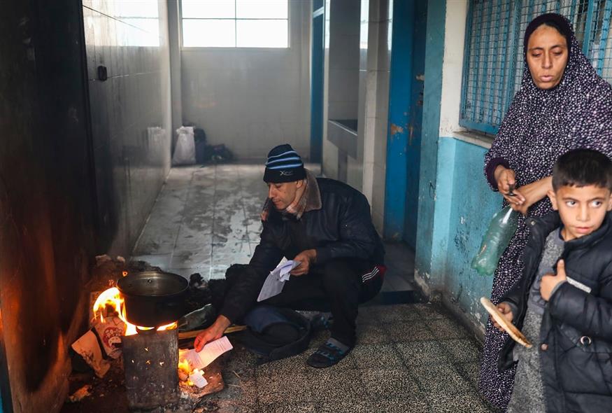 Παλαιστίνιοι στη Γάζα καίνε ότι βρουν για να μαγειρέψουν (AP Photo/Mohammed Hajjar)