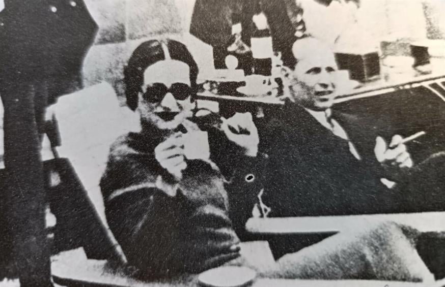 Έχοντας πλάι του τη Ουόλις Σίμπσον, τη γυναίκα που «στέρησε» τον θρόνο της Αγγλίας από τον Εδουάρδο.