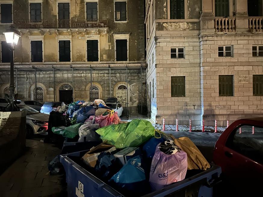 Κέρκυρα: Προβληματισμό δημιουργούν εικόνες - Το κέντρο της πόλης είναι γεμάτο σκουπίδια