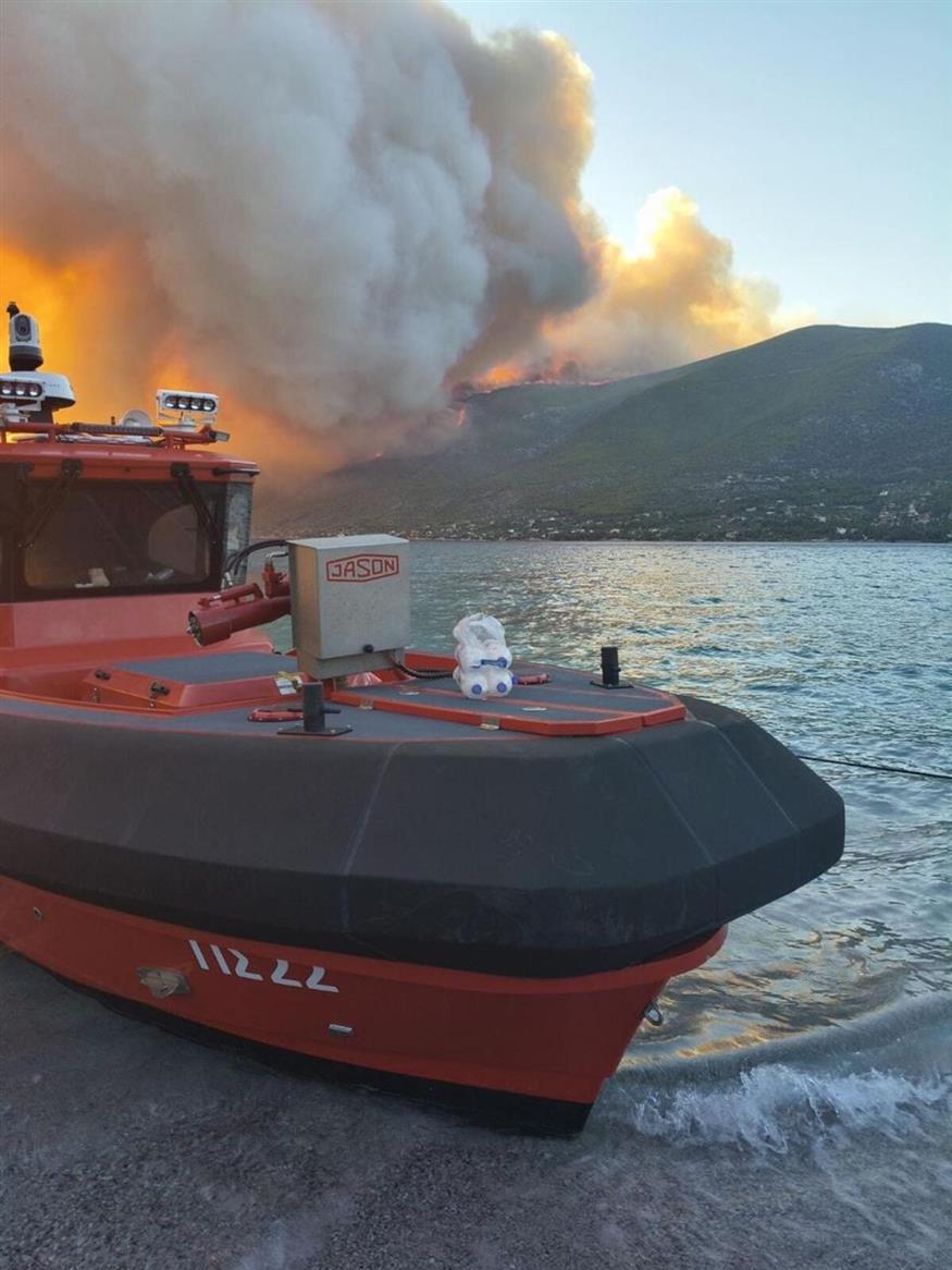 Η μεγάλη επιχείρηση διάσωσης των πολιτών από τη φωτιά στην Αττικοβοιωτία (Πηγή φωτο: Πυροσβεστικό Σώμα) Η μεγάλη επιχείρηση διάσωσης των πολιτών από τη φωτιά στην Αττικοβοιωτία (Πηγή φωτο: Πυροσβεστικό Σώμα)