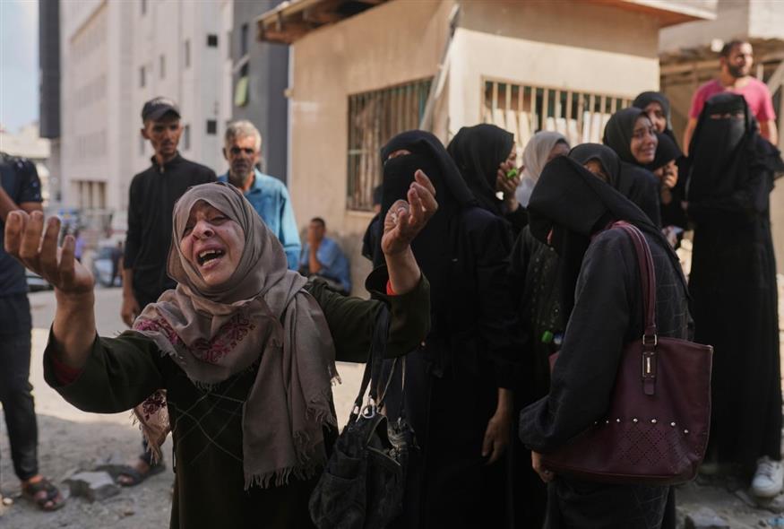 Παλαιστίνιοι θρηνούν τους νεκρούς τους (AP Photo/Jehad Alshrafi)