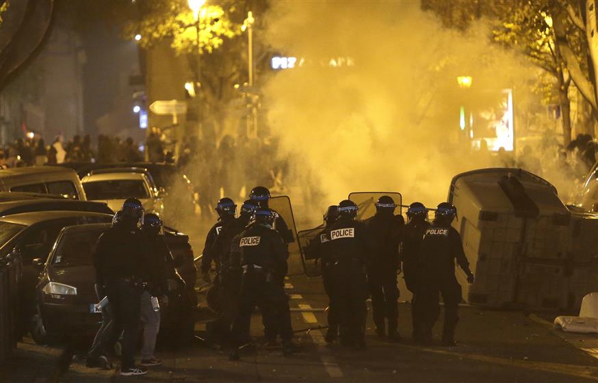 Συγκρούσεις διαδηλωτών-αστυνομικών στο Παρίσι (AP Photo/Claude Paris)