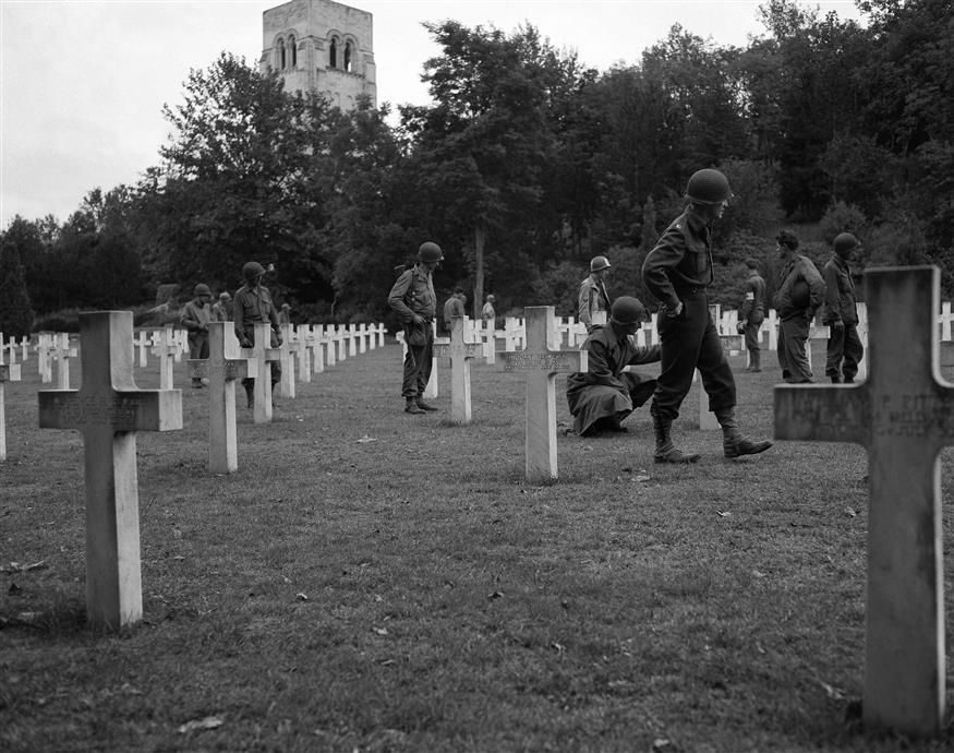 Αμερικανοί στρατιώτες επισκέπτονται το κοιμητήριο της Μάχης του Μπελό το 1944. /copyright Ap Photos