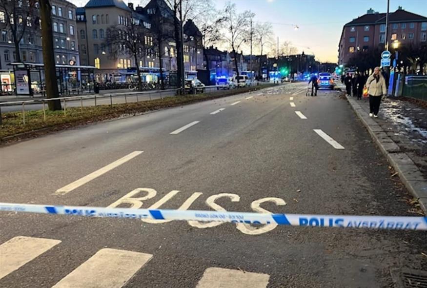 Λεωφορείο παρέσυρε τον κόσμο που περίμενε σε στάση λεωφορείου στη Στοκχόλμη (X)