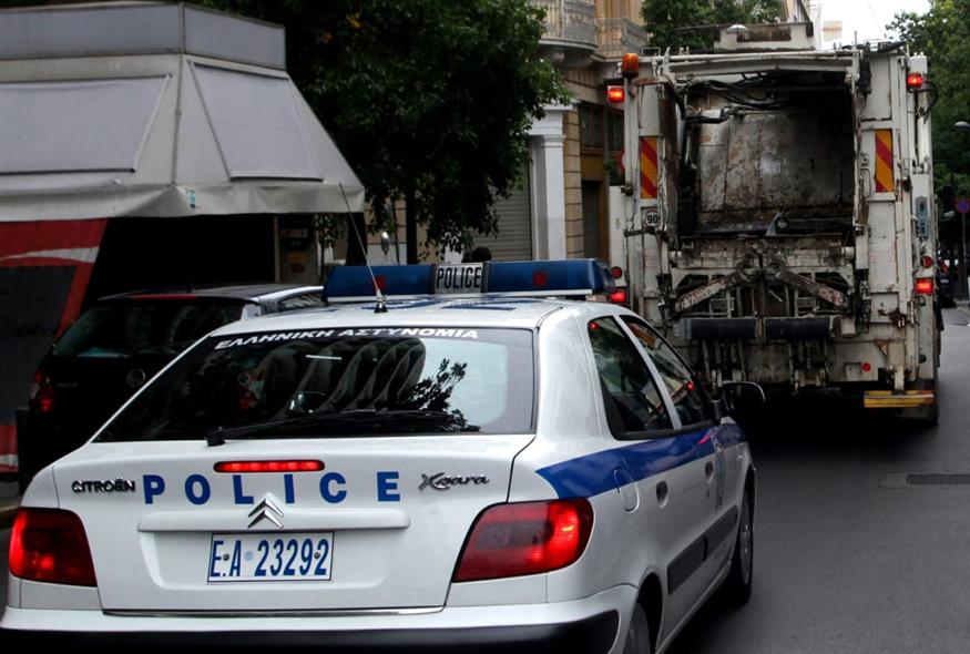 Όχημα της ΕΛΑΣ πίσω από απορριμματοφόρο (Φωτογραφία αρχείου/EUROKINISSI-ΓΙΑΝΝΗΣ ΠΑΝΑΓΟΠΟΥΛΟΣ)