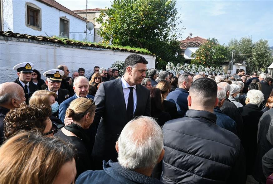 Ο Βασίλης Κικίλιας στην κηδεία του 53χρονου λιμενικού (ΒΑΣΙΛΗΣ ΠΑΠΑΔΟΠΟΥΛΟΣ/EUROKINISSI) Ο Βασίλης Κικίλιας στην κηδεία του 53χρονου λιμενικού (ΒΑΣΙΛΗΣ ΠΑΠΑΔΟΠΟΥΛΟΣ/EUROKINISSI)