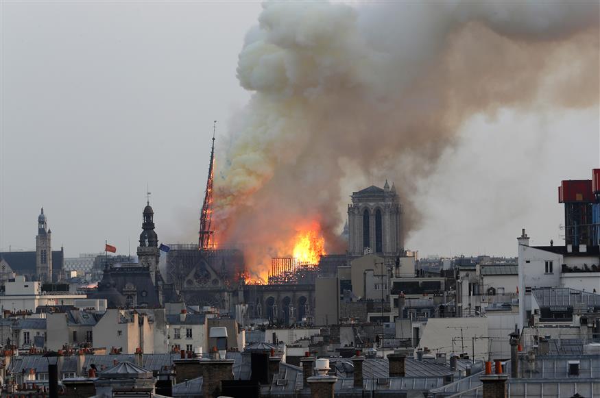 Η Παναγία των Παρισίων, παραδομένη στις φλόγες (copyright: AP Photo/Thibault Camus)
