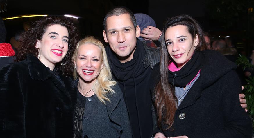 Ο Σωτήρης Κοντιζάς μαζί με τη σύζυγό του, τη Δανάη Λουκάκη και τη Μαρία Μπεκατώρου (Copyright: NDP)