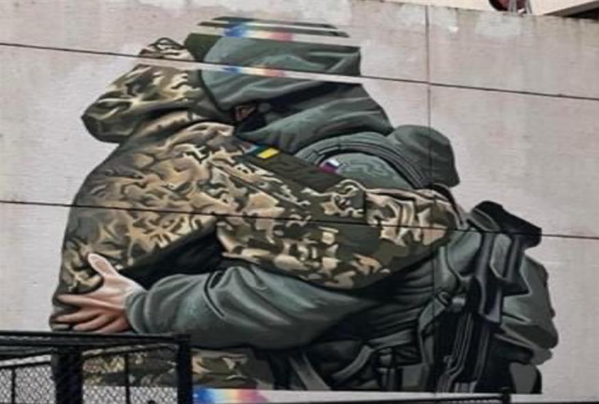 Αυστραλία: Αντιδράσεις για γκράφιτι που δείχνει Ουκρανούς και Ρώσους στρατιώτες να αγκαλιάζονται/twitter