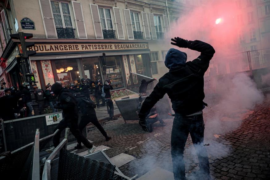 Επεισόδια στη Γαλλία σε διαδηλώσεις πολιτών κατά της αστυνομικής βίας (EPA)