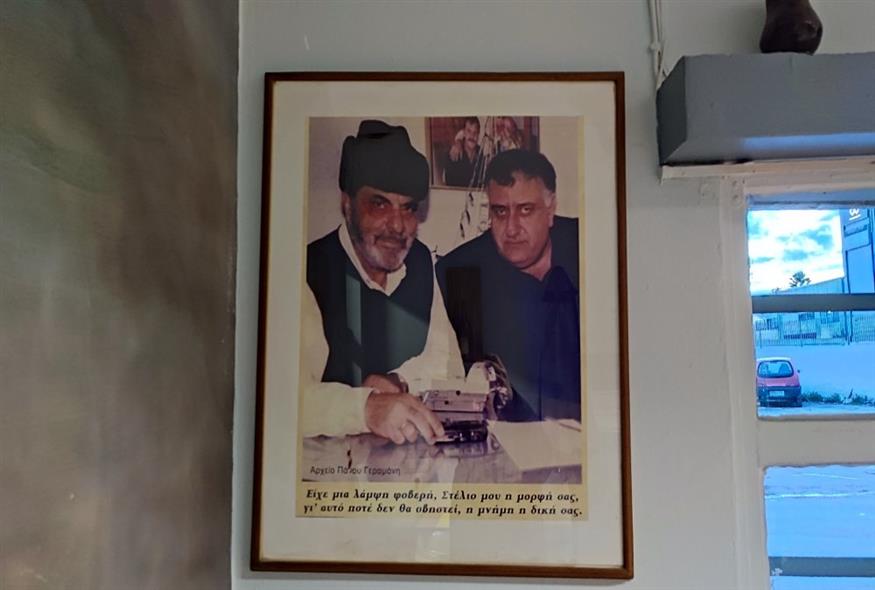 Ο Στέλιος Καζαντζίδης μαζί με τον Πάνο Γεραμάνη που ήταν από τους μόνιμους θαμώνες του Λελούδα