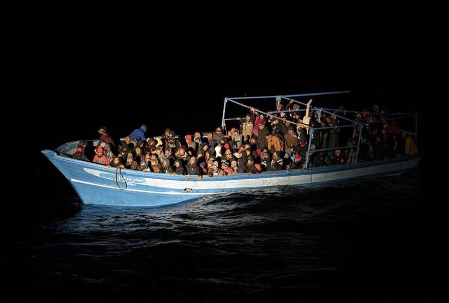 Σκάφος με μετανάστες ανοιχτά της Λαμπεντούζα (φωτογραφία αρχείου / Associated Press)