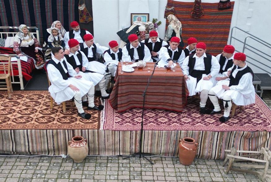 Οι νέοι του χωριού ξυρίζουν τον γαμπρό / Φωτογραφία Κώστας Ασημακόπουλος ethnos.gr Οι νέοι του χωριού ξυρίζουν τον γαμπρό / Φωτογραφία Κώστας Ασημακόπουλος ethnos.gr