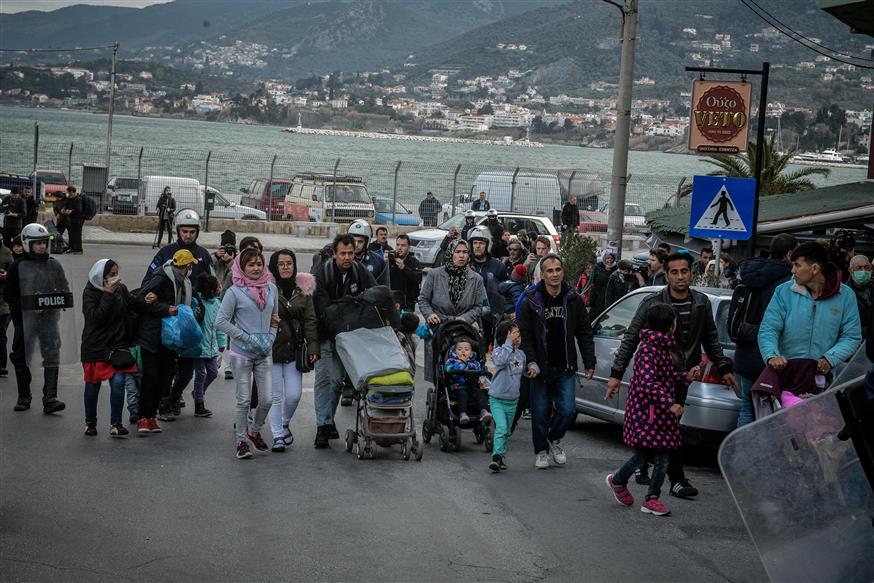 Πρόσφυγες και μετανάστες στο λιμάνι της Μυτιλήνης/Eurokinissi
