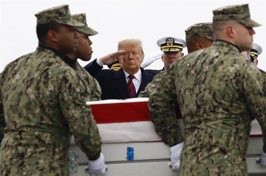 Ο Αμερικανός πρόεδρος χαιρετά στρατιωτικά (AP Photo/Patrick Semansky)