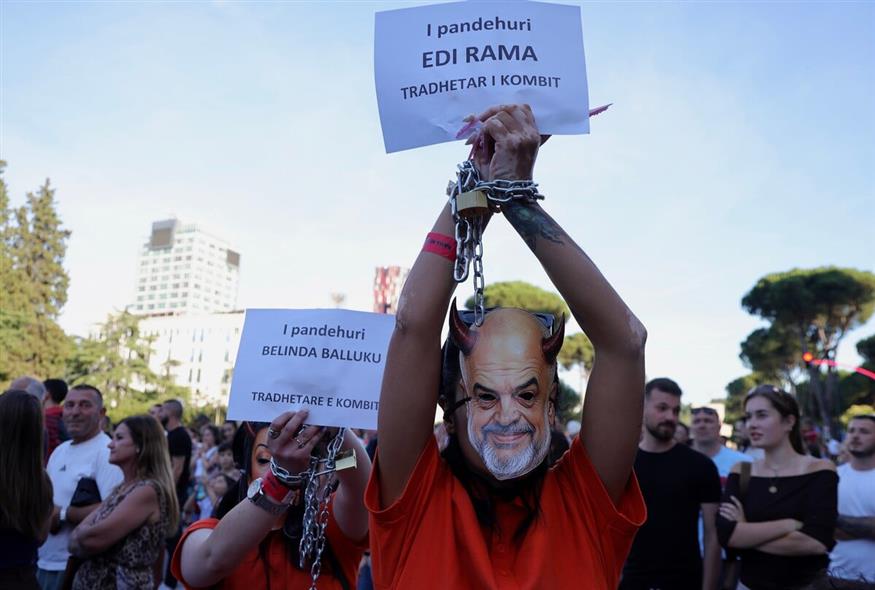 Διαδηλώσεις στην Αλβανία κατά της επένδυσης Κούσνερ/AP Διαδηλώσεις στην Αλβανία κατά της επένδυσης Κούσνερ/AP