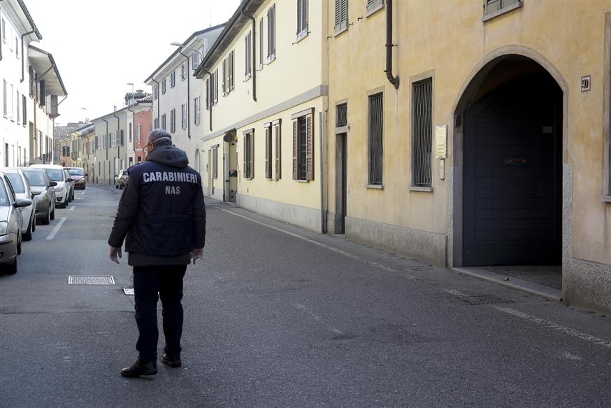Ιταλός αστυνομικός σε άδειο δρόμο, λόγω κοροναϊού (AP Photo/Luca Bruno)